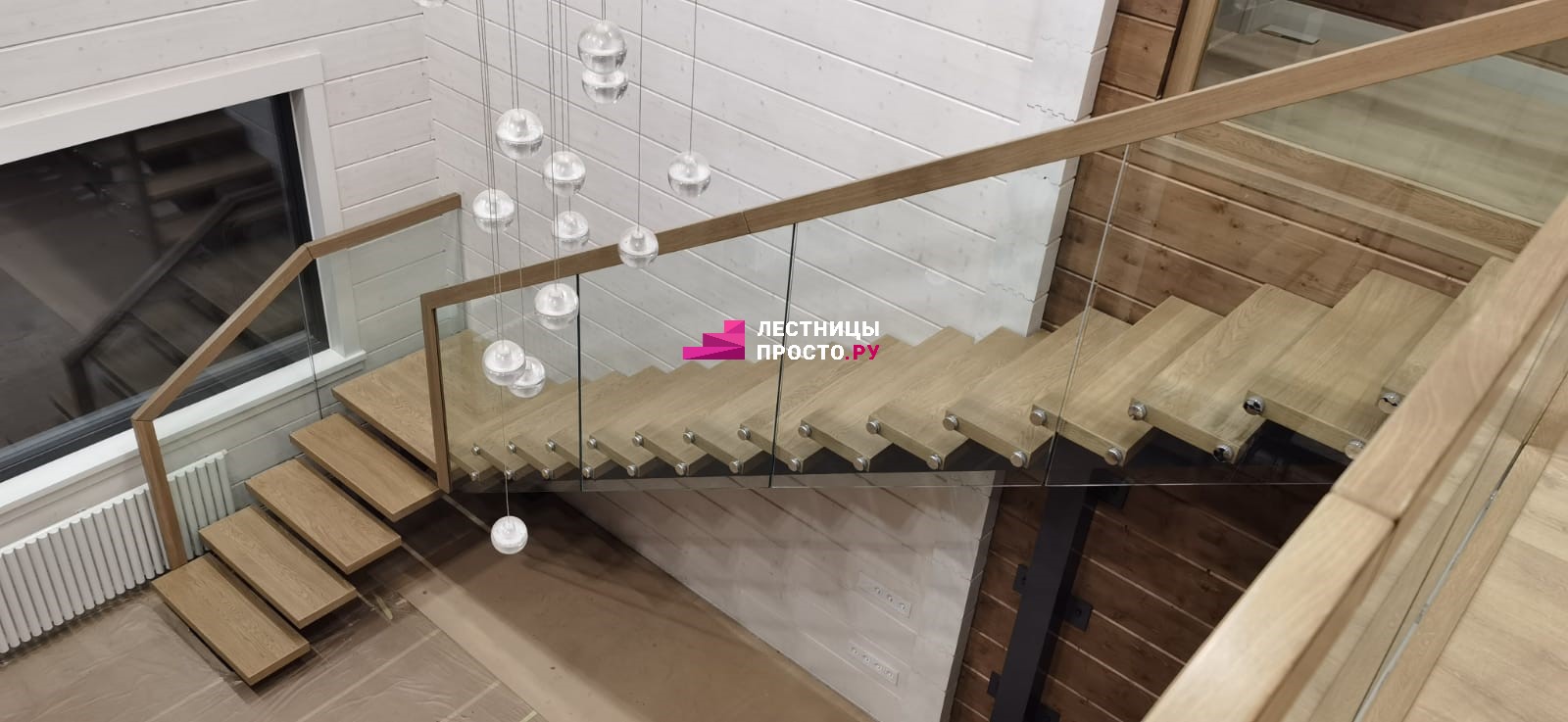 Современная облицовка интерьерной лестницы со стеклом выполненная нашей компанией